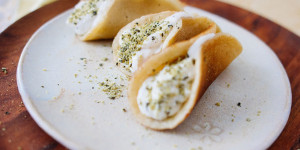 Beitragsbild des Blogbeitrags Atayef oder steirische Pfannkuchen mit Ricotta-Créme und Kürbiskernen