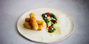 Beitragsbild des Blogbeitrags Feta-Stangerl (Zigarrenbörek) mit Kräuter-Dip oder ausgezogen und aufgerollt