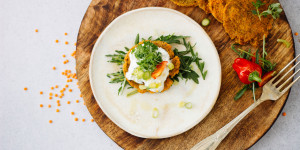 Beitragsbild des Blogbeitrags Linsen-Pancakes mit Joghurt und Gartengemüse oder fix und fertig