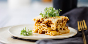 Beitragsbild des Blogbeitrags Pastizio mit Urkorn Emmer Makkaroni (in Kooperation mit Recheis)