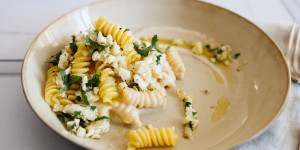 Beitragsbild des Blogbeitrags Cremige Blumenkohl Pasta mit Knusper (vegan) oder Soulfood Express