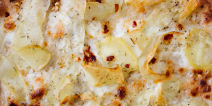 Beitragsbild des Blogbeitrags Schneller Flammkuchen mit Kartoffel und Stracciatella di Mozzarella
