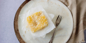 Beitragsbild des Blogbeitrags Saftiger Ananas-Kokoskuchen vom Blech oder der Rest vom Fest