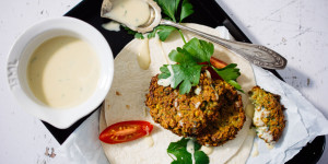 Beitragsbild des Blogbeitrags Einfache Falafel aus dem Ofen mit Tahini-Dip oder gut geplant ist halb verloren