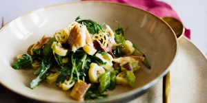 Beitragsbild des Blogbeitrags Herzerl Nudeln mit geräuchertem Alpenfisch, Oliven und Rucola (in Kooperation mit Recheis)