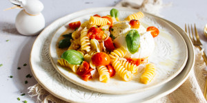 Beitragsbild des Blogbeitrags Spiralnudeln mit Osterschinken, geschmolzenen Paradeisern und Burrata (in Kooperation mit Recheis)
