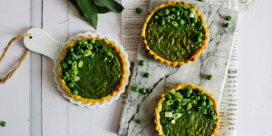 Beitragsbild des Blogbeitrags Bärlauch-Erbsen Tartelettes oder alle Farben grün