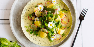 Beitragsbild des Blogbeitrags Löwenzahnsalat mit lauwarmen Kartoffeln und Wildblumen oder von der Sonne geküsst