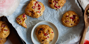 Beitragsbild des Blogbeitrags Rhabarber-Cookies mit weißer Schokolade oder durch die rosarote Brille 