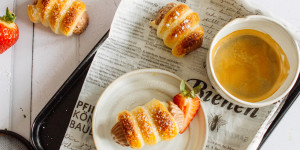 Beitragsbild des Blogbeitrags Schaumrolle aus Blätterteig mit schneller Schoko-Kaffeemousse (in Kooperation mit Segafredo)