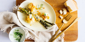 Beitragsbild des Blogbeitrags Knuspriger Spargel und Blumenkohl aus dem Ofen oder eiskalt einkassiert