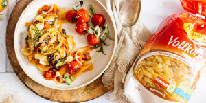 Beitragsbild des Blogbeitrags Blitz-Ratatouille mit Gemüse vom Grill und Naturgenuss Vollkorn Bandnudeln (in Kooperation mit Recheis)