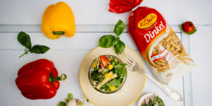 Beitragsbild des Blogbeitrags Sommerküche Nudelsalat mit Dinkel Makkaroni oder zu Wasser, zu Land und in den Wolken (in Kooperation mit Recheis)