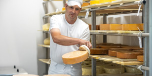 Beitragsbild des Blogbeitrags Alles Käse: Hofkäserei Hüttstädterhof am Gipfel der Käsekultur (Kooperation Genussregion Schladming-Dachstein)