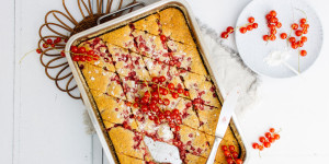 Beitragsbild des Blogbeitrags Mohn-Ribiselkuchen vom Blech oder Sommerfrische rot bis weiss