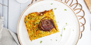 Beitragsbild des Blogbeitrags Zucchinipuffer vom Blech oder heiß aber herzlich