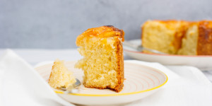 Beitragsbild des Blogbeitrags Pfirsich-Ricotta Kuchen oder sonnig mit Aussicht auf flaumig 