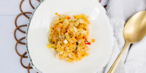 Beitragsbild des Blogbeitrags Käsige Minis Dinkel Dralli mit buntem Gemüse und Cracker-Kruste (mit Recheis)