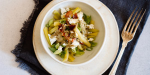 Beitragsbild des Blogbeitrags Bohnschoten-Salat (Fisolen) mit steirischem Rahmdressing, Speck-Chips und Ur-Käse oder ur gut seit immer schon (mit Wilhelmsburger Hoflieferanten)
