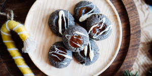 Beitragsbild des Blogbeitrags Mürbe Mohnkekse mit Cranberry Marmelade oder die Brücke zwischen alt und neu