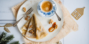 Beitragsbild des Blogbeitrags Kaffeepalatschinken mit Zwetschgenmarmelade und Walnüssen in Kooperation mit Segafredo