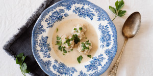 Beitragsbild des Blogbeitrags Brennsuppe mit Schwarzbrotknödel oder fast(en) gut genug 