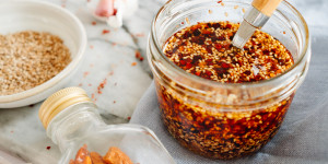 Beitragsbild des Blogbeitrags Selbstgemachtes Chili-Knoblauch-Öl zum Verfeinern und Würzen