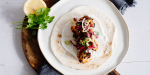 Beitragsbild des Blogbeitrags Chipotle Blumenkohl Tacos mit Knoblauch-Joghurt und Krautsalat oder besser bunt als nie 