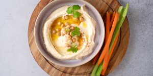 Beitragsbild des Blogbeitrags Fluffig cremiger Hummus oder das ist der Trick