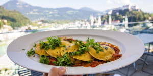 Beitragsbild des Blogbeitrags Gut Essen in Salzburg | Tipps fürs Frühstück bis zum Abendessen