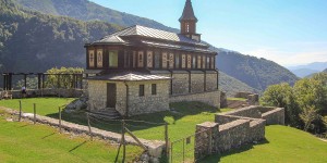 Beitragsbild des Blogbeitrags Javorca – Visiting the Memorial Church of the Holy Spirit 