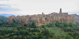 Beitragsbild des Blogbeitrags Pitigliano: Charming Tuff Stone Town in Tuscany!