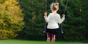 Beitragsbild des Blogbeitrags Warum schaukeln Kinder gerne?