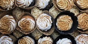 Beitragsbild des Blogbeitrags Vanille Cupcakes mit Orange Zimt und Zucker