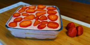 Beitragsbild des Blogbeitrags Erdbeertiramisu – schnelles Dessert