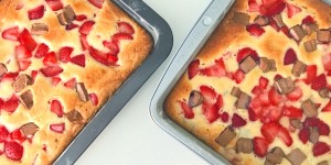 Beitragsbild des Blogbeitrags Erdbeersaison: Wie wäre es mit Schoko-Erdbeer-Blondies?