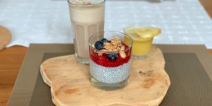 Beitragsbild des Blogbeitrags Chiapudding mit Himbeermus und Granola 