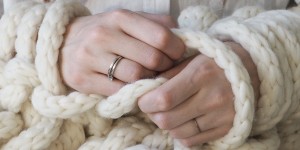Beitragsbild des Blogbeitrags DIY Kuscheldecke – Stricken für Anfänger