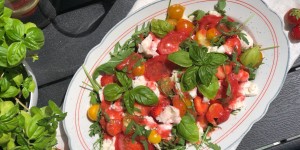 Beitragsbild des Blogbeitrags Sommersalat mit Erdbeeren und Babyspinat 