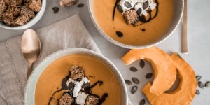 Beitragsbild des Blogbeitrags Rezept – gesunde Kürbis Creme Suppe mit Mango