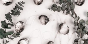 Beitragsbild des Blogbeitrags DIY – Marmor Ostereier färben mit Nagellack