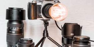Beitragsbild des Blogbeitrags DIY – Lampe aus alter Kamera basteln 