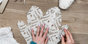 Beitragsbild des Blogbeitrags DIY – Upcycling Kleidung selber machen – Fäustlinge aus altem Pullover nähen