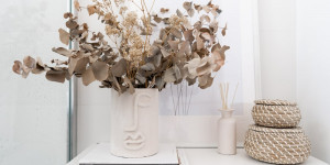 Beitragsbild des Blogbeitrags DIY – Vase mit Kreidefarbe und Modelliermasse upcyclen 