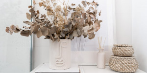 Beitragsbild des Blogbeitrags DIY – Vase mit Kreidefarbe und Modelliermasse upcyclen