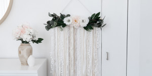 Beitragsbild des Blogbeitrags DIY Frühlingsdeko – Boho Wandbehang selber machen 