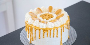 Beitragsbild des Blogbeitrags Malakoff Torte gold | Neu interpretiert | für Motivtorten geeignet