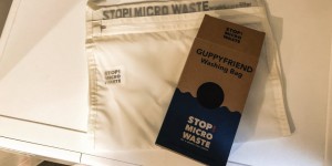 Beitragsbild des Blogbeitrags Der Guppyfriend Waschbeutel – kein Mikroplastik aus der Wäsche mehr im Abwasser