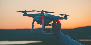 Beitragsbild des Blogbeitrags Drohnenfotografie: Tipps und rechtliche Rahmenbedingungen 