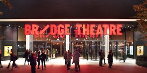 Beitragsbild des Blogbeitrags The Joy of a new Theatre! London has a new venue. The Bridge Theatre is also ready for Christmas.